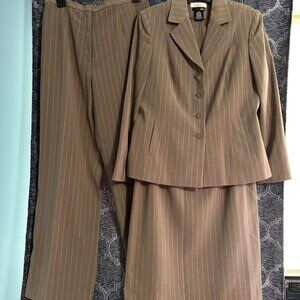 East 5th women's 12 petite  3 piece traveler suit set